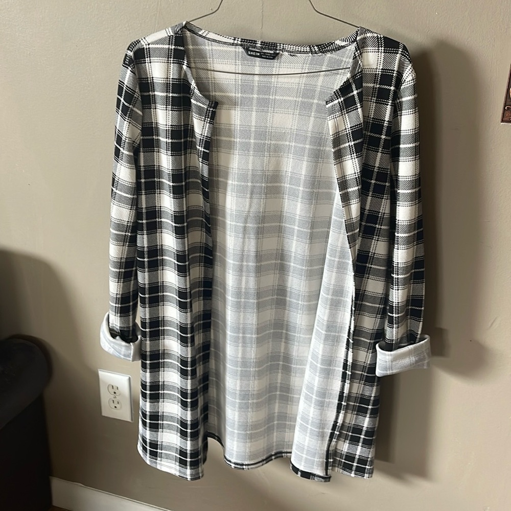BLACK AND WHITE COVER UP SIZE LG